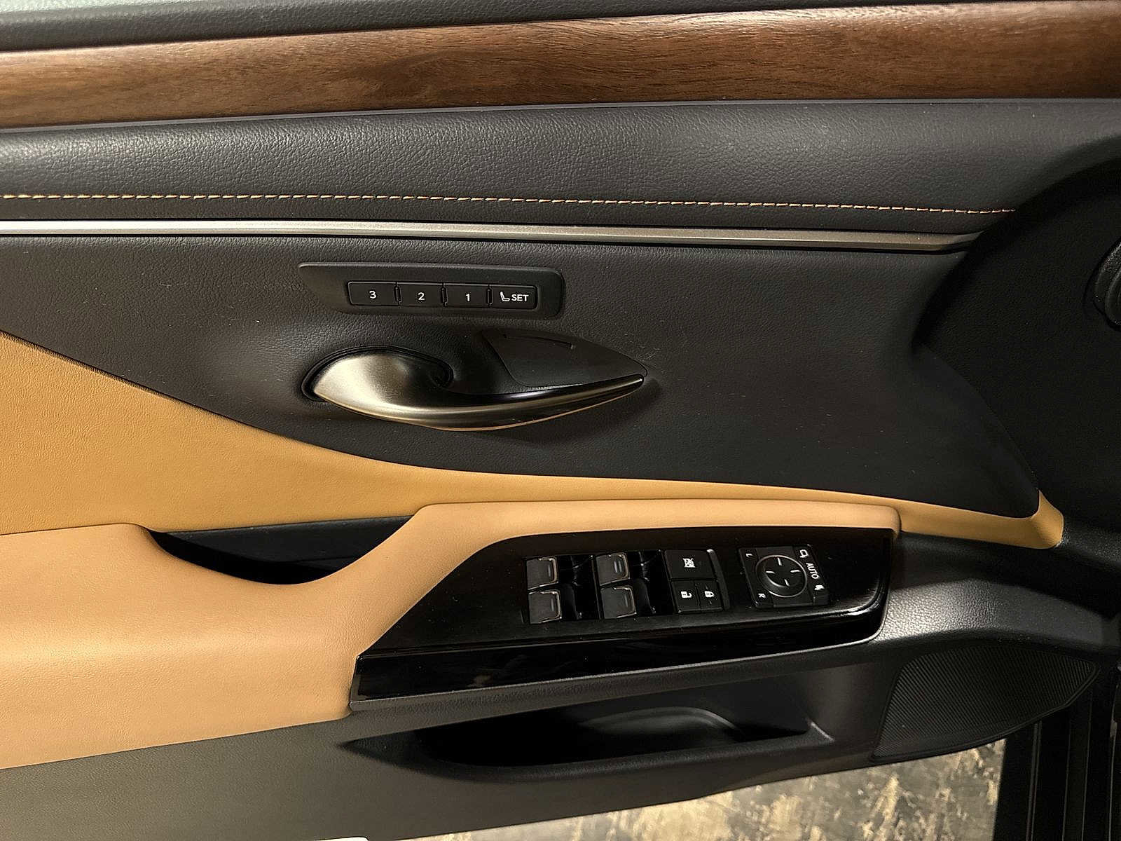 Used 2024 Lexus ES 350 w/ Premium Package image 22