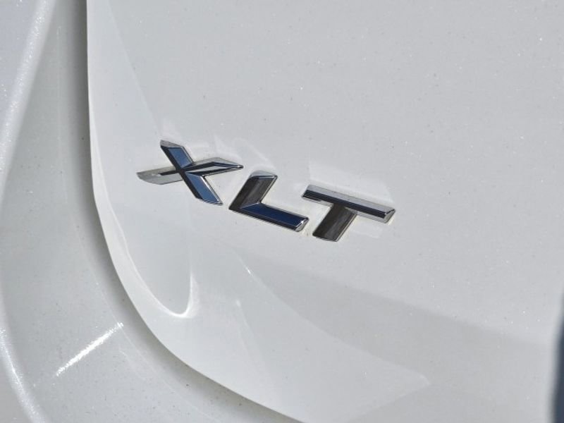 Used 2022 Ford Explorer XLT w/ Equipment Group 202A image 6