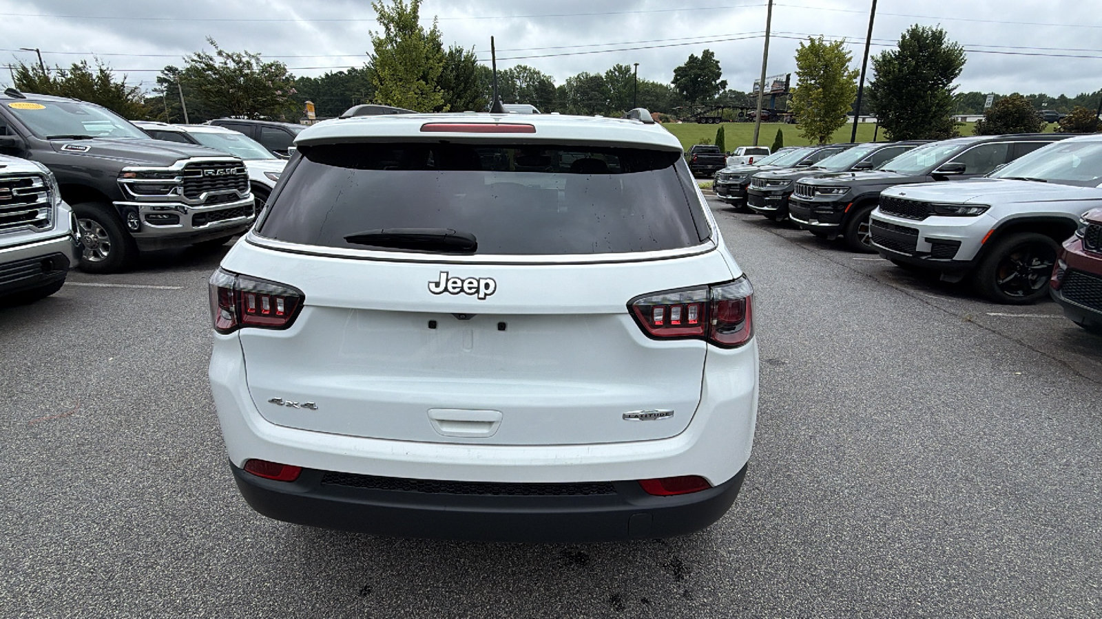 Used 2024 Jeep Compass Latitude w/ Altitude Special Edition AWD/4WD image 9