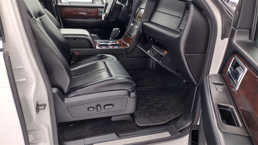 Used 2017 Lincoln Navigator Select image 20