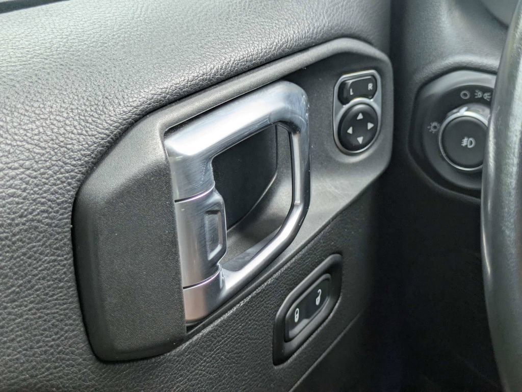 Used 2020 Jeep Wrangler Unlimited Sahara AWD/4WD image 23