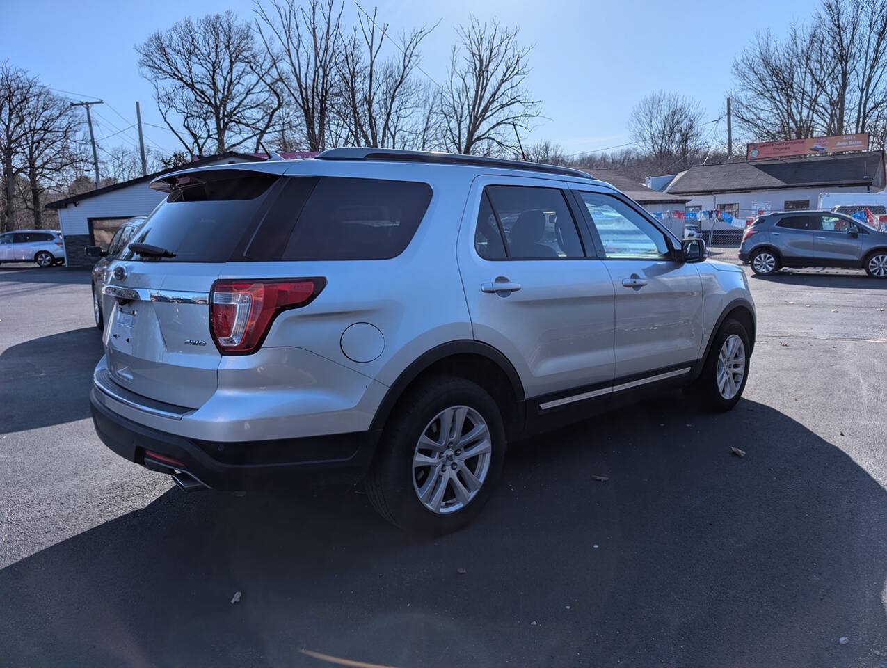 Used 2018 Ford Explorer XLT w/ Equipment Group 202A AWD/4WD image 4