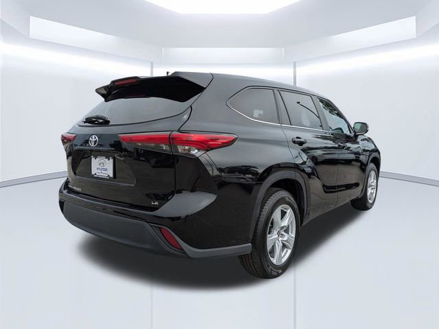 Used 2023 Toyota Highlander LE image 4