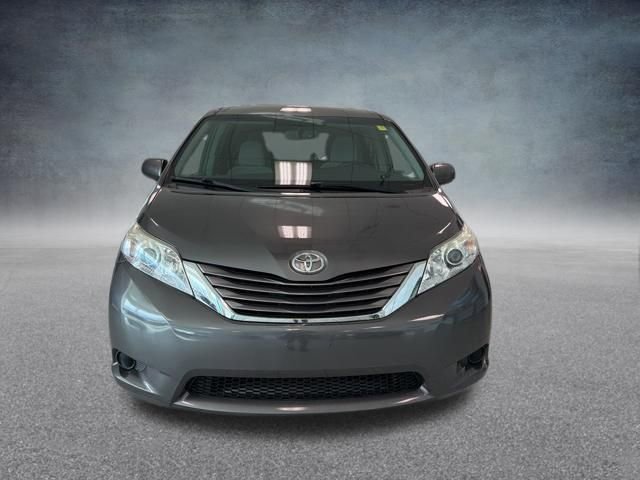 Used 2017 Toyota Sienna LE image 3