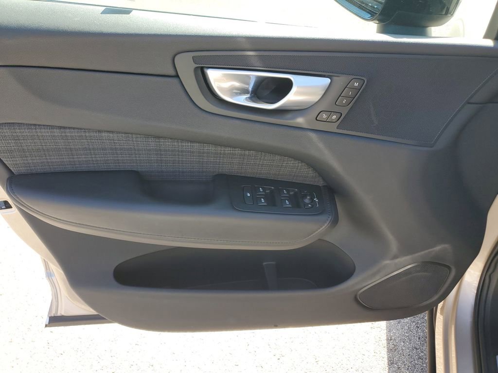 Used 2024 Volvo XC60 B5 Core image 23