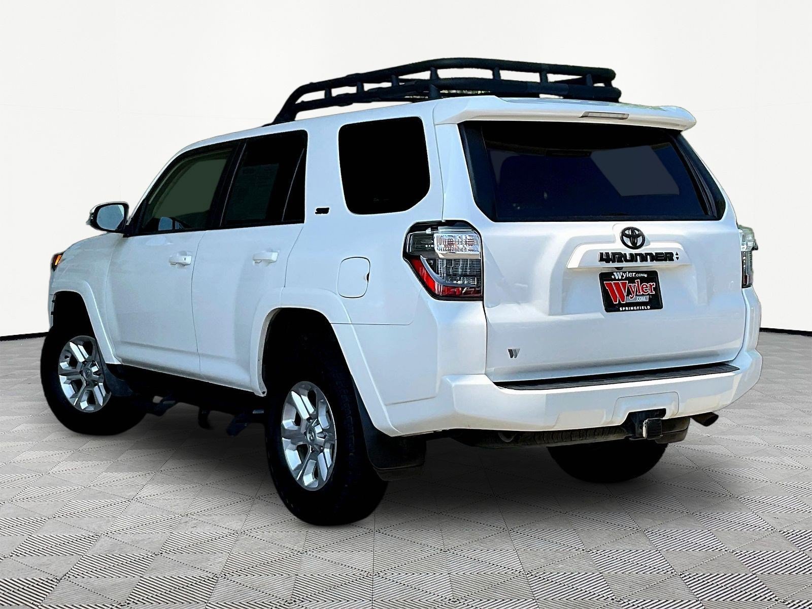 Used 2022 Toyota 4Runner SR5 Premium w/ Moonroof Package AWD/4WD image 4