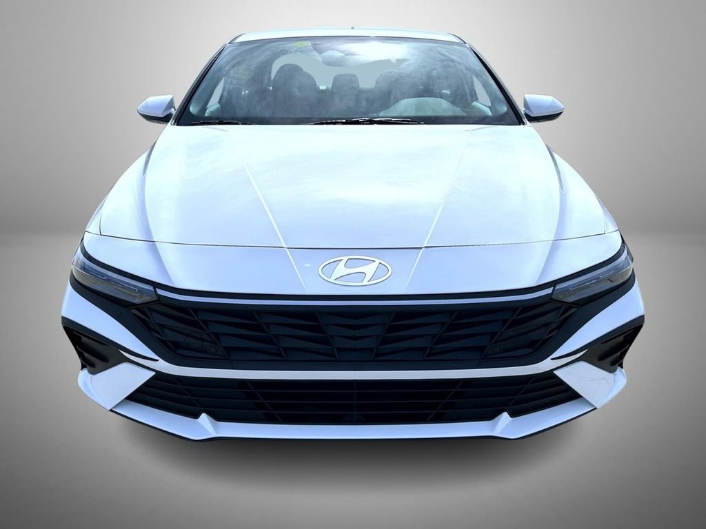 Used 2025 Hyundai Elantra SE image 2