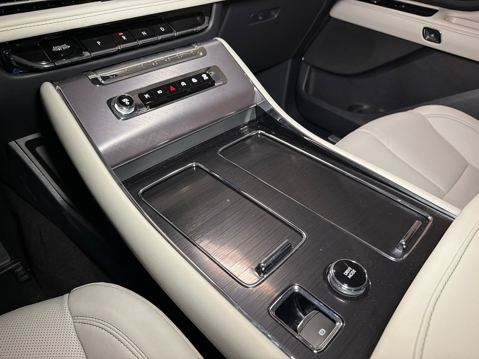 New 2027 Lincoln Aviator AWD image 32