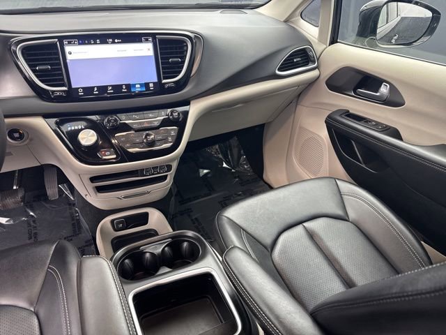 Used 2024 Chrysler Pacifica Touring-L image 14