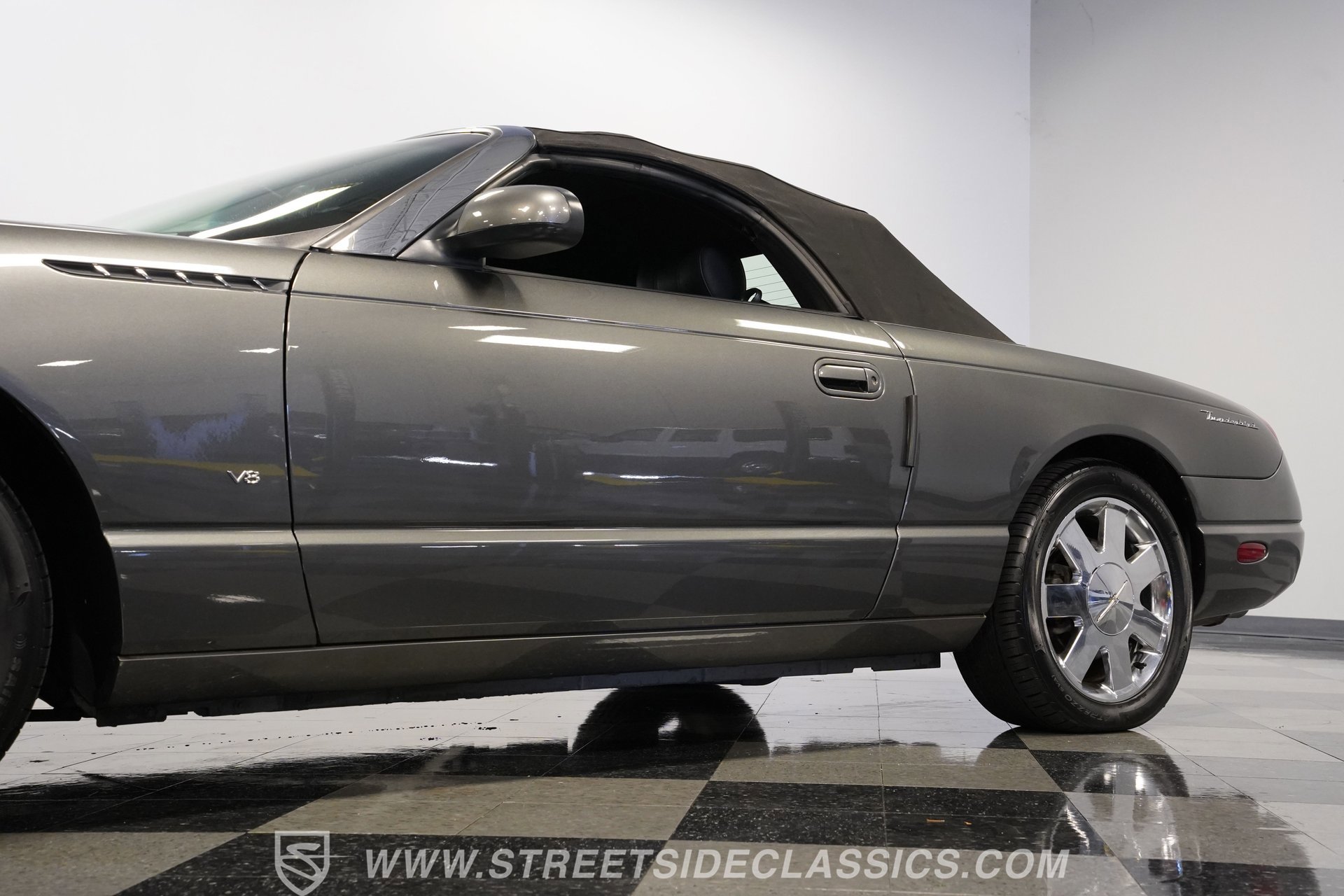 Used 2003 Ford Thunderbird image 23