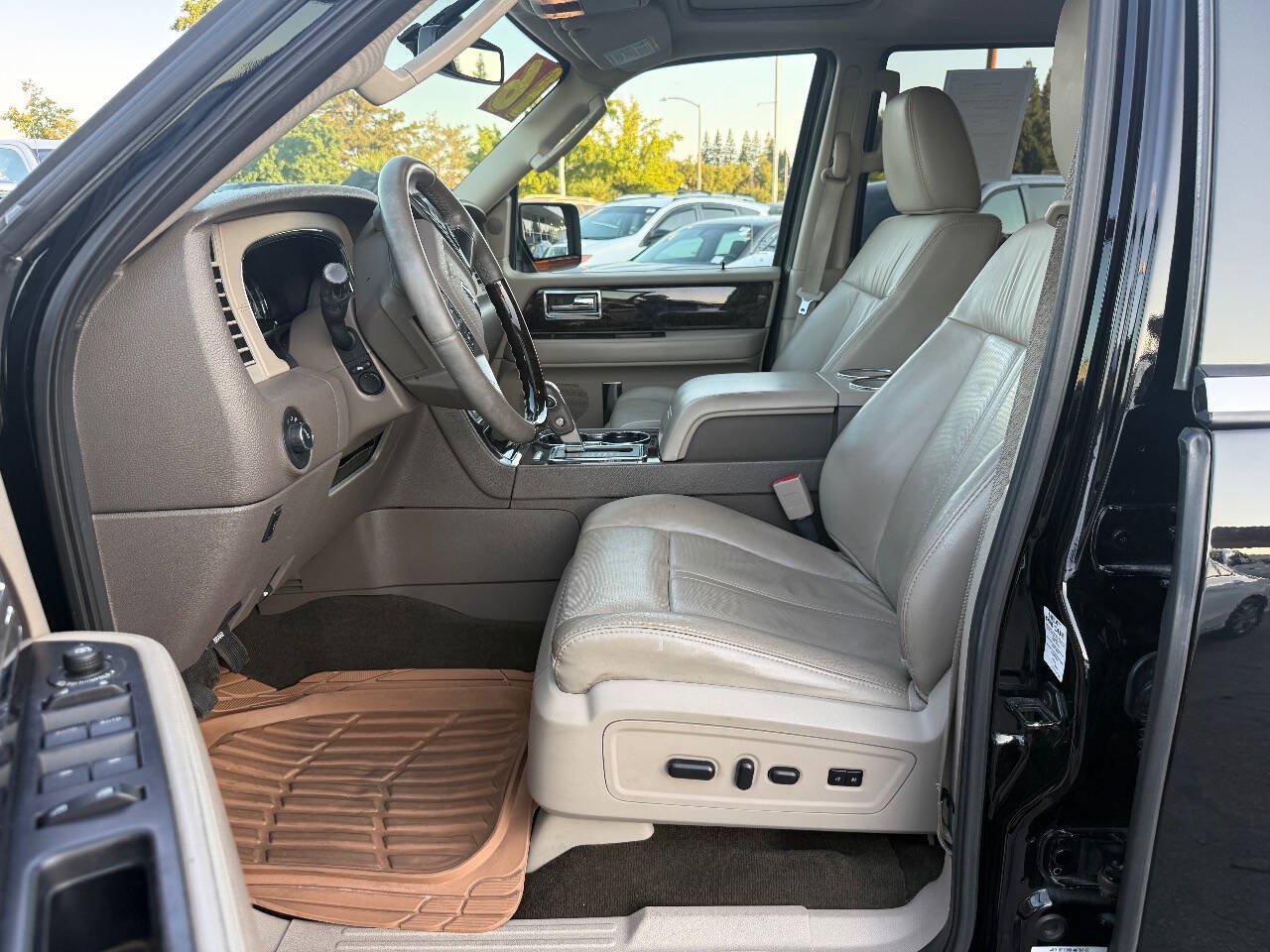 Used 2016 Lincoln Navigator Select AWD/4WD image 11