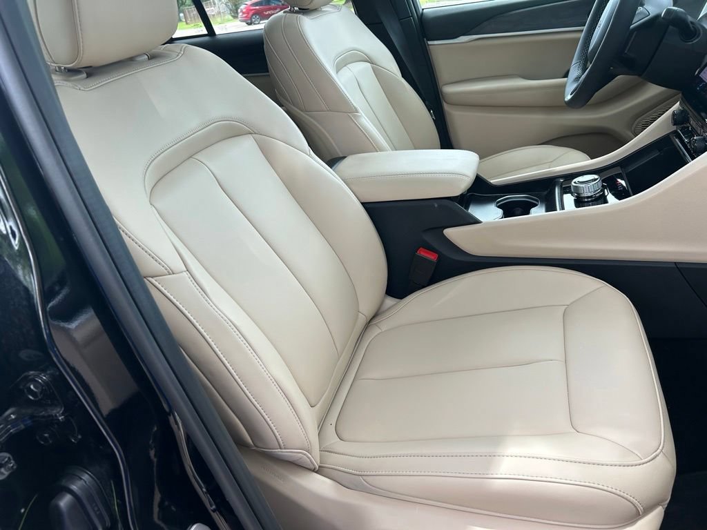 Used 2025 Jeep Grand Cherokee Limited RWD image 19