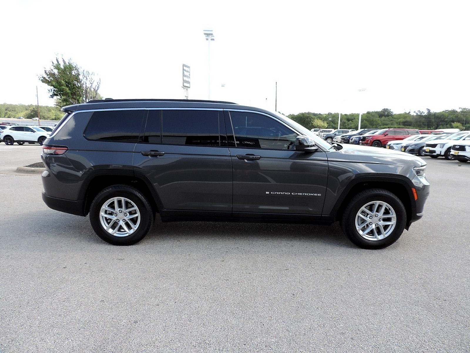 Used 2025 Jeep Grand Cherokee L Laredo RWD image 4