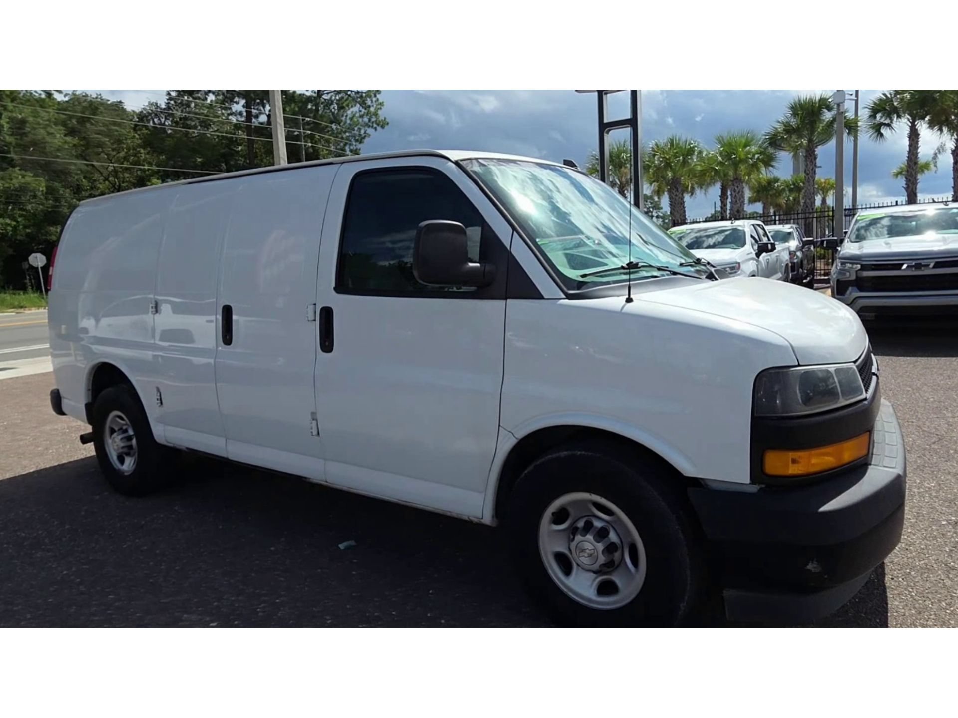Used 2018 Chevrolet Express 2500 w/ Driver Convenience Package RWD image 2