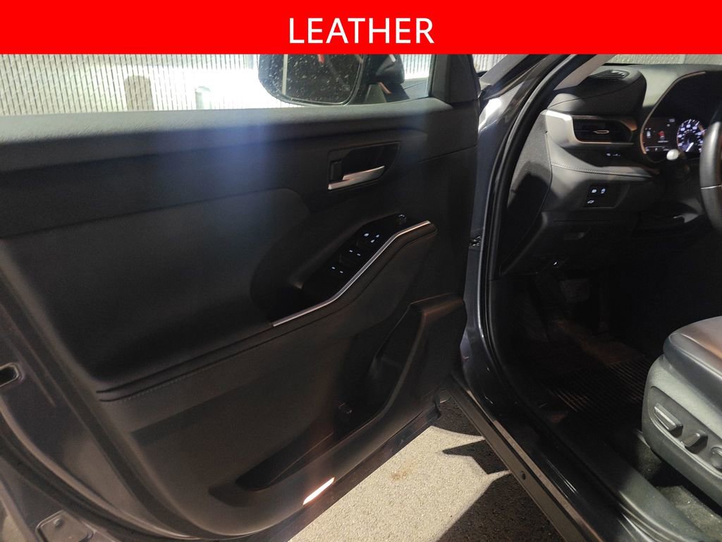 Used 2023 Toyota Highlander XLE image 5