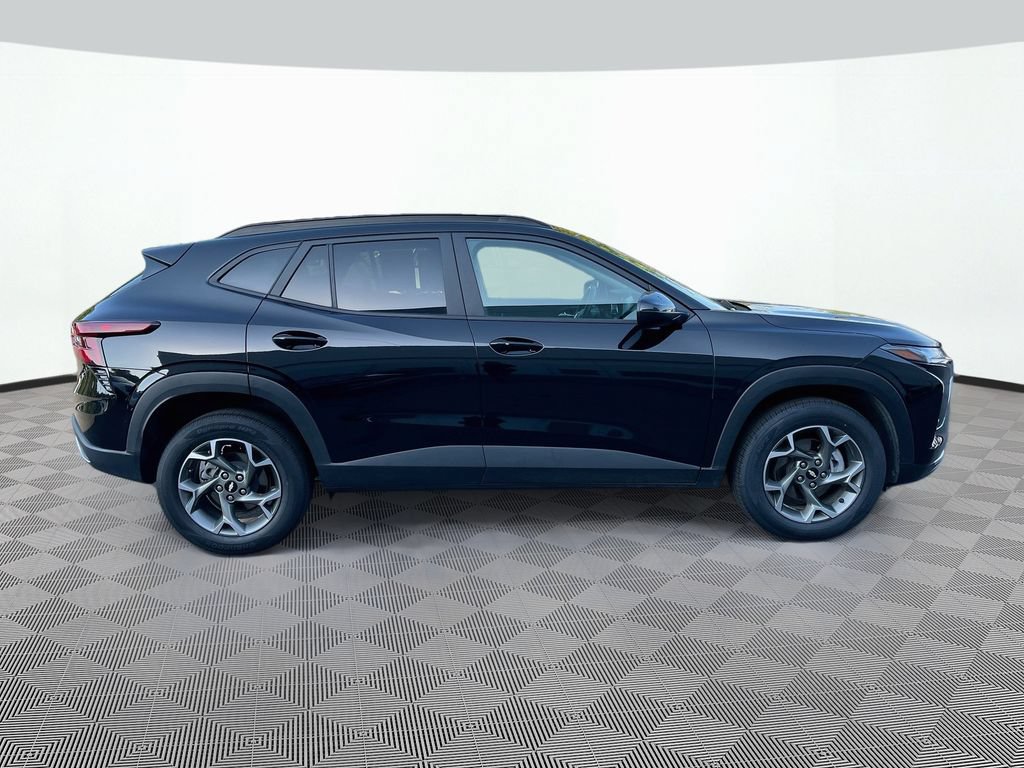 Used 2025 Chevrolet Trax LT w/ LT Convenience Package FWD image 4