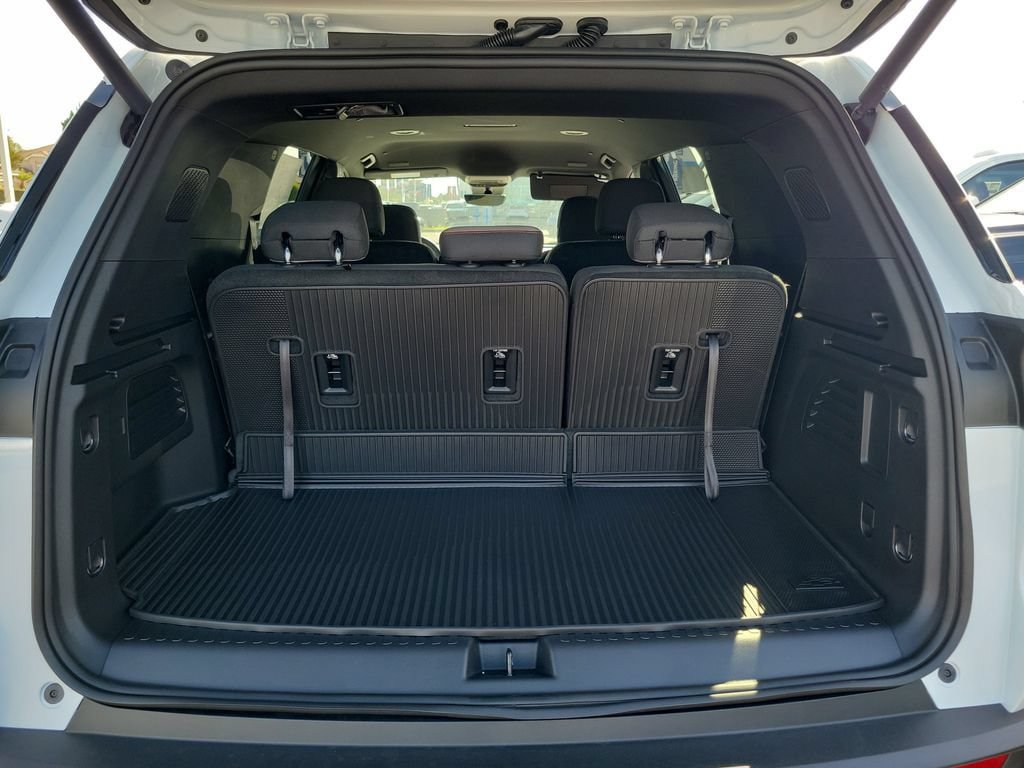 New 2027 Chevrolet Traverse LT w/ Midnight/Sport Edition FWD image 21