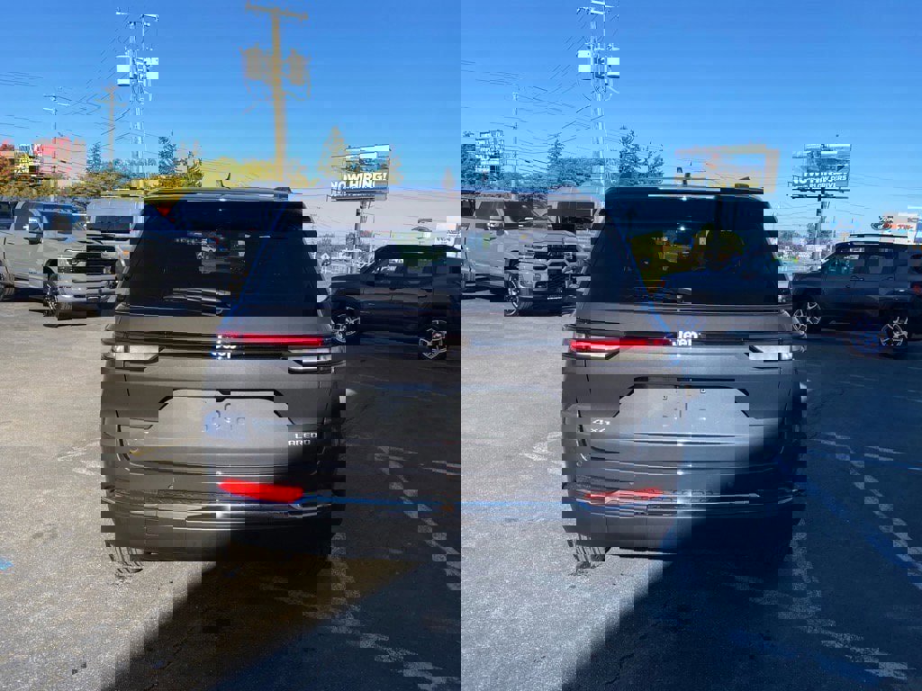 Used 2025 Jeep Grand Cherokee Laredo X image 4