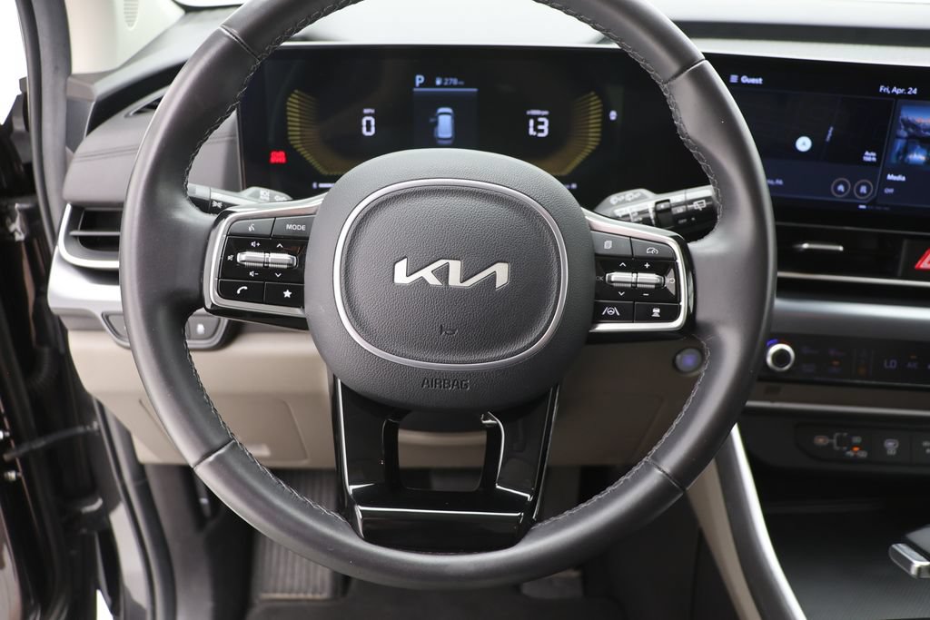 Used 2025 Kia Carnival FWD image 16