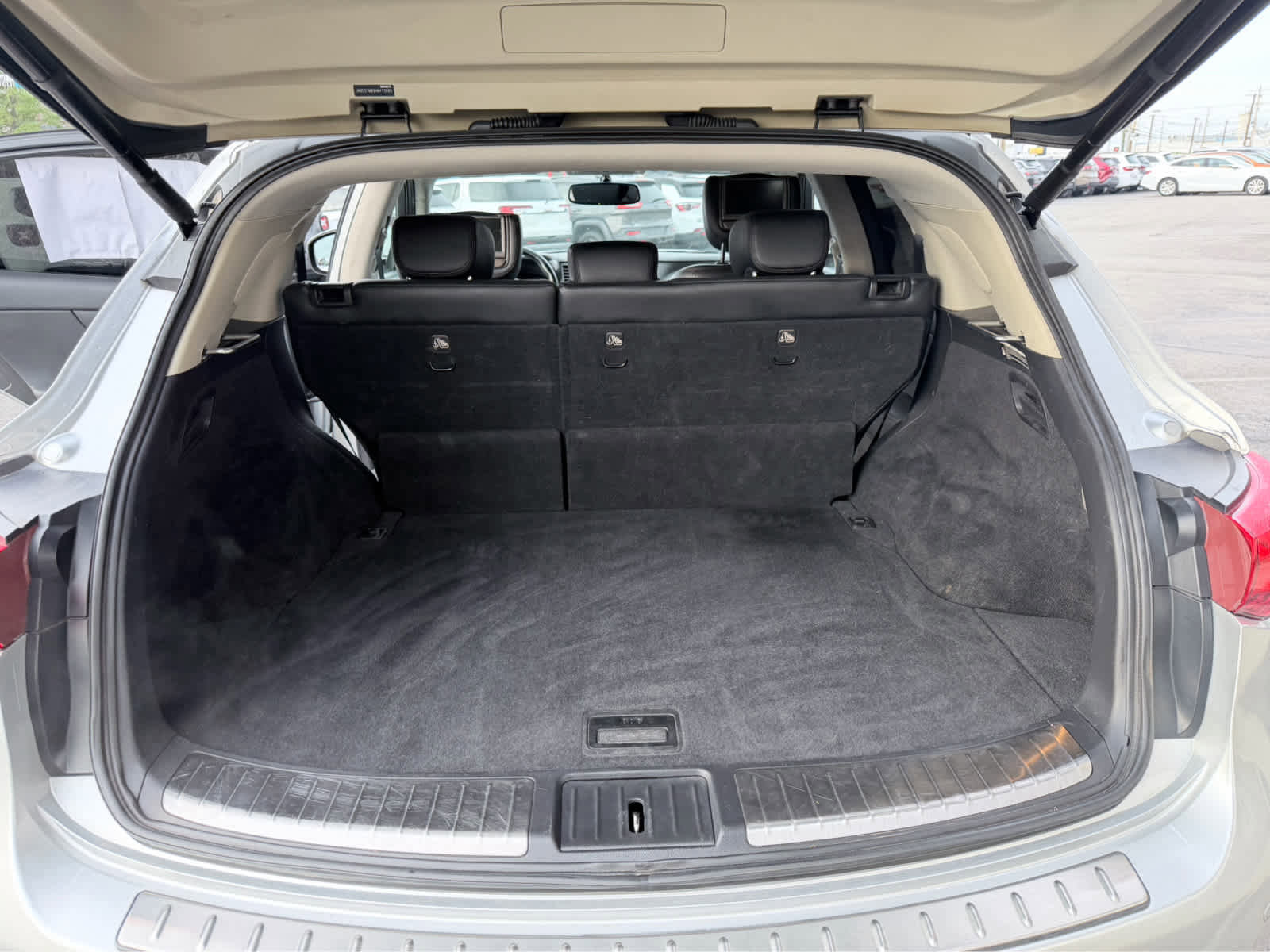 Used 2017 INFINITI QX70 AWD w/ Premium Package image 11