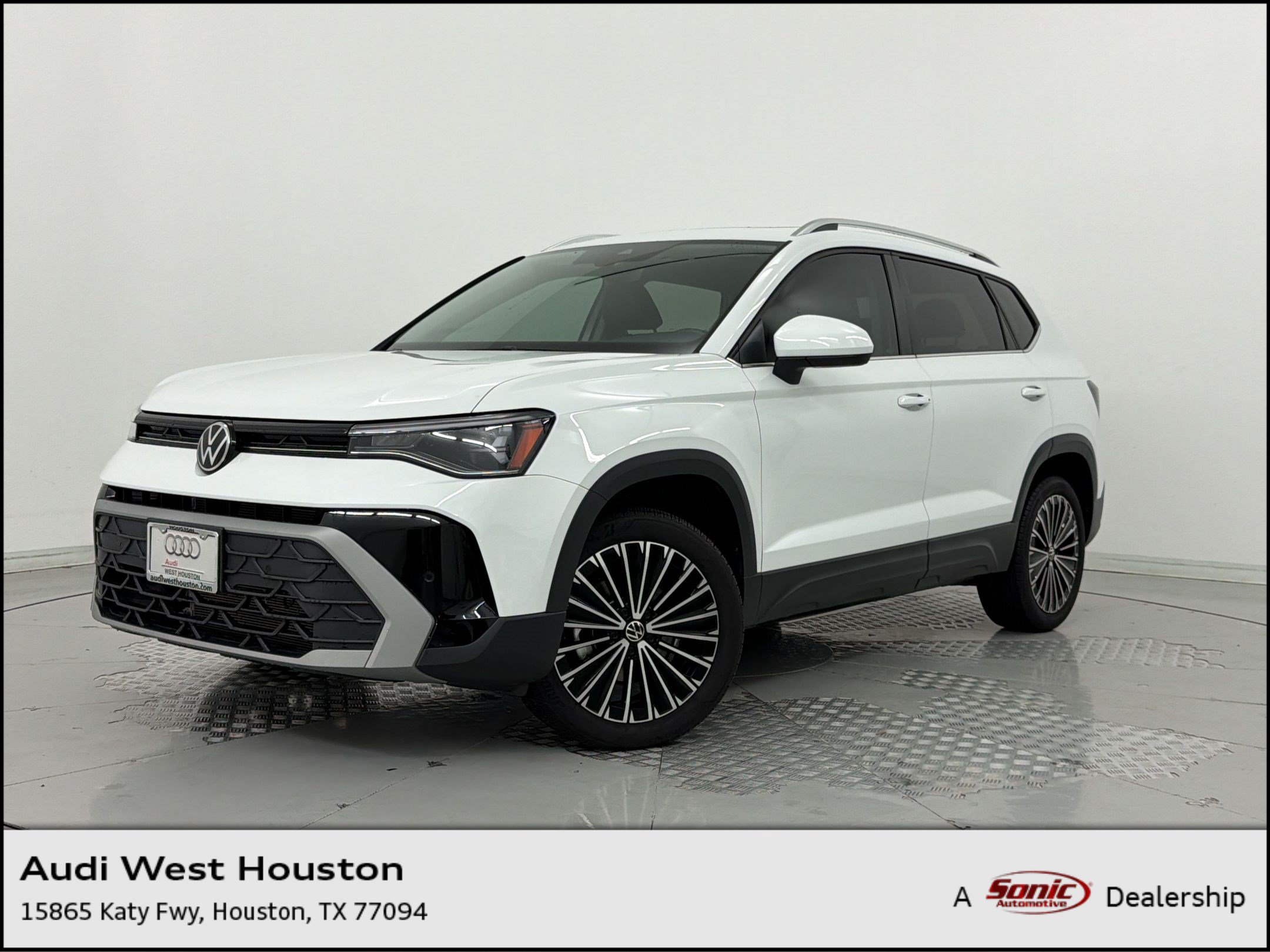 Used 2025 Volkswagen Taos SE w/ Panoramic Sunroof Package