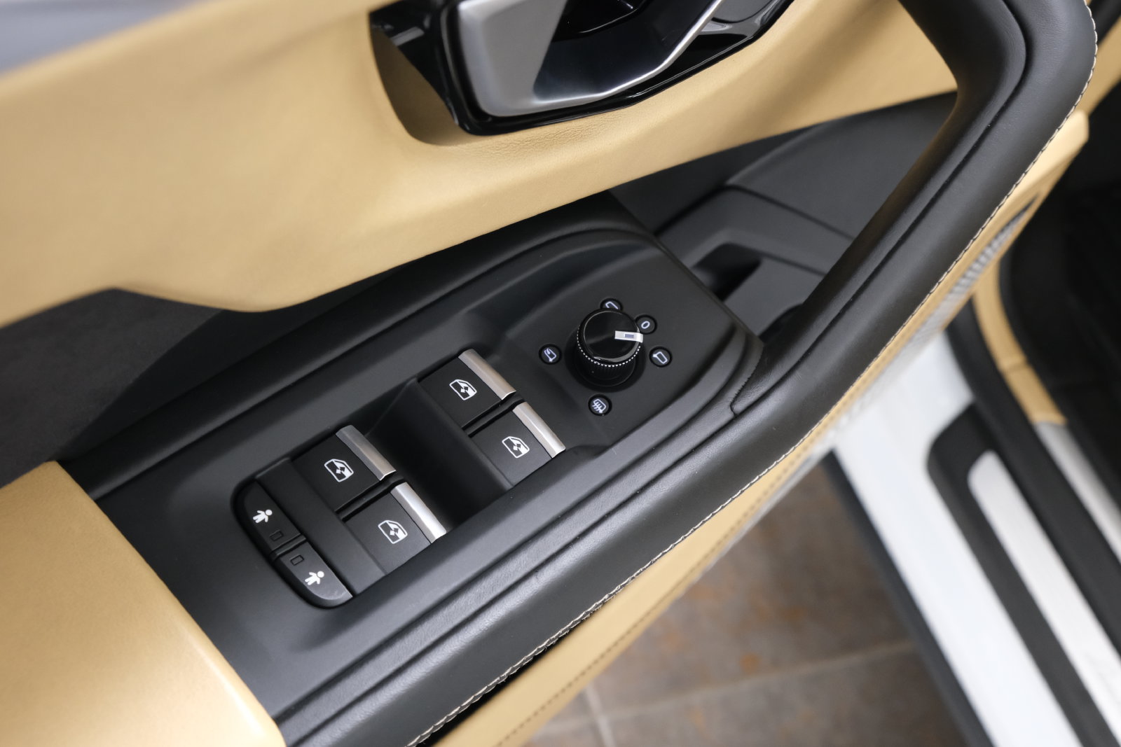 Used 2020 Lamborghini Urus AWD/4WD image 29