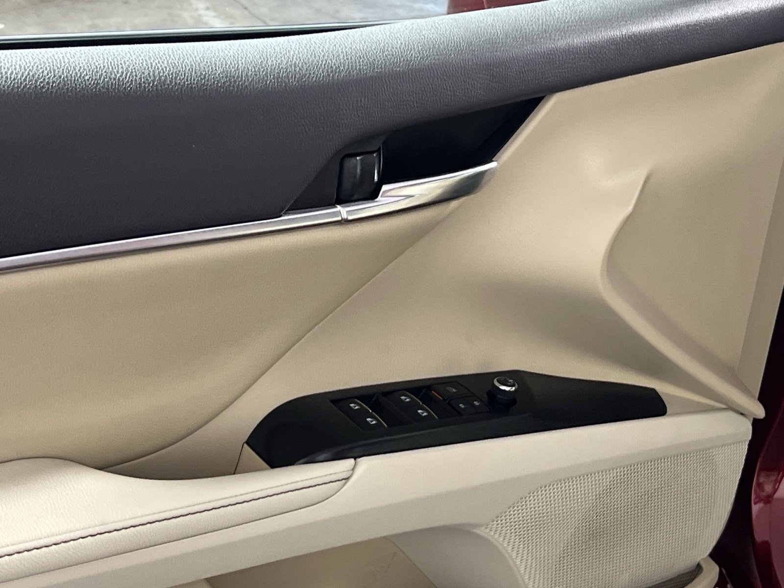 Used 2020 Toyota Camry XLE w/ Navigation Package FWD image 15