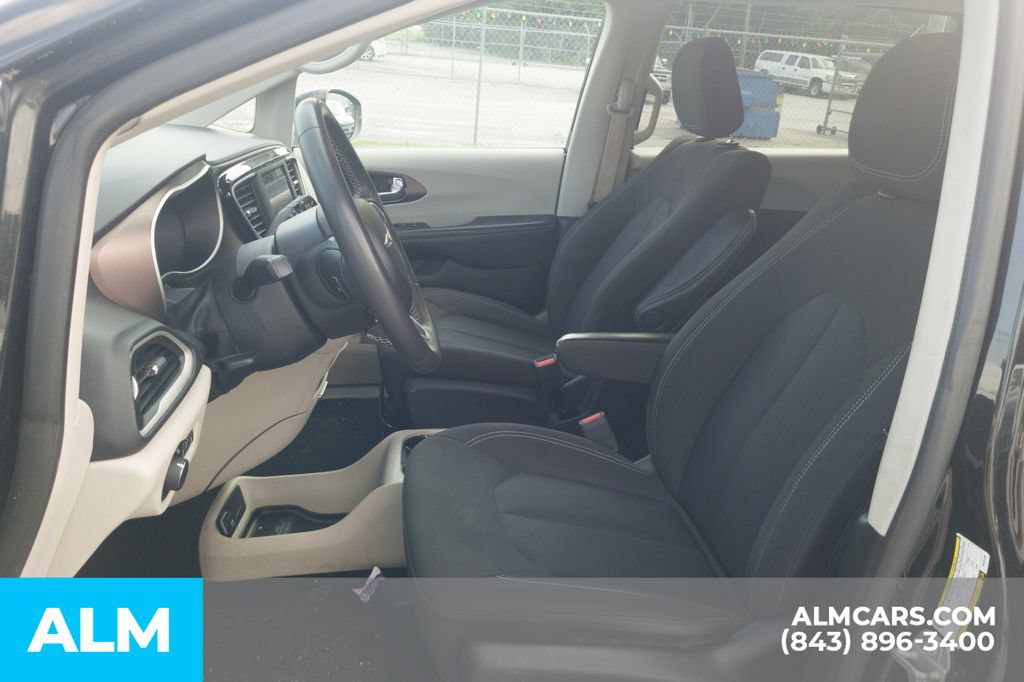 Used 2023 Chrysler Voyager LX FWD image 6