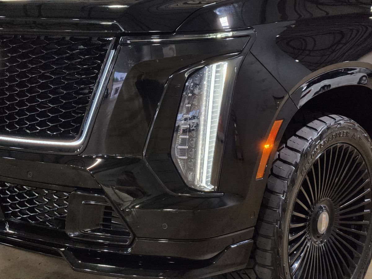 Used 2025 Cadillac Escalade ESV V AWD/4WD image 14