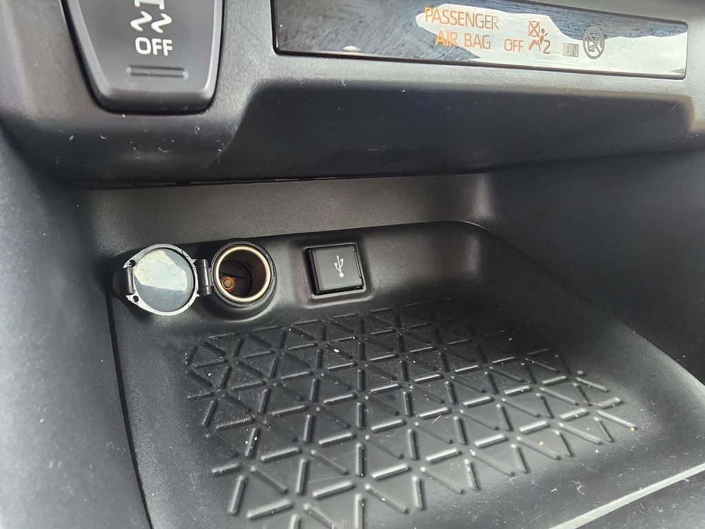 Used 2022 Toyota RAV4 LE AWD/4WD image 17