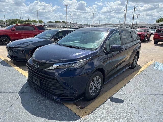 Used 2024 Toyota Sienna LE image 3