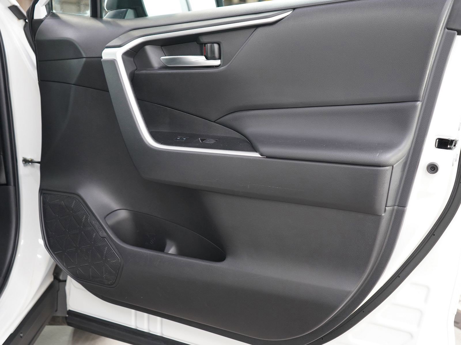 Used 2023 Toyota RAV4 XLE w/ Protection Package (TMS) AWD/4WD image 9