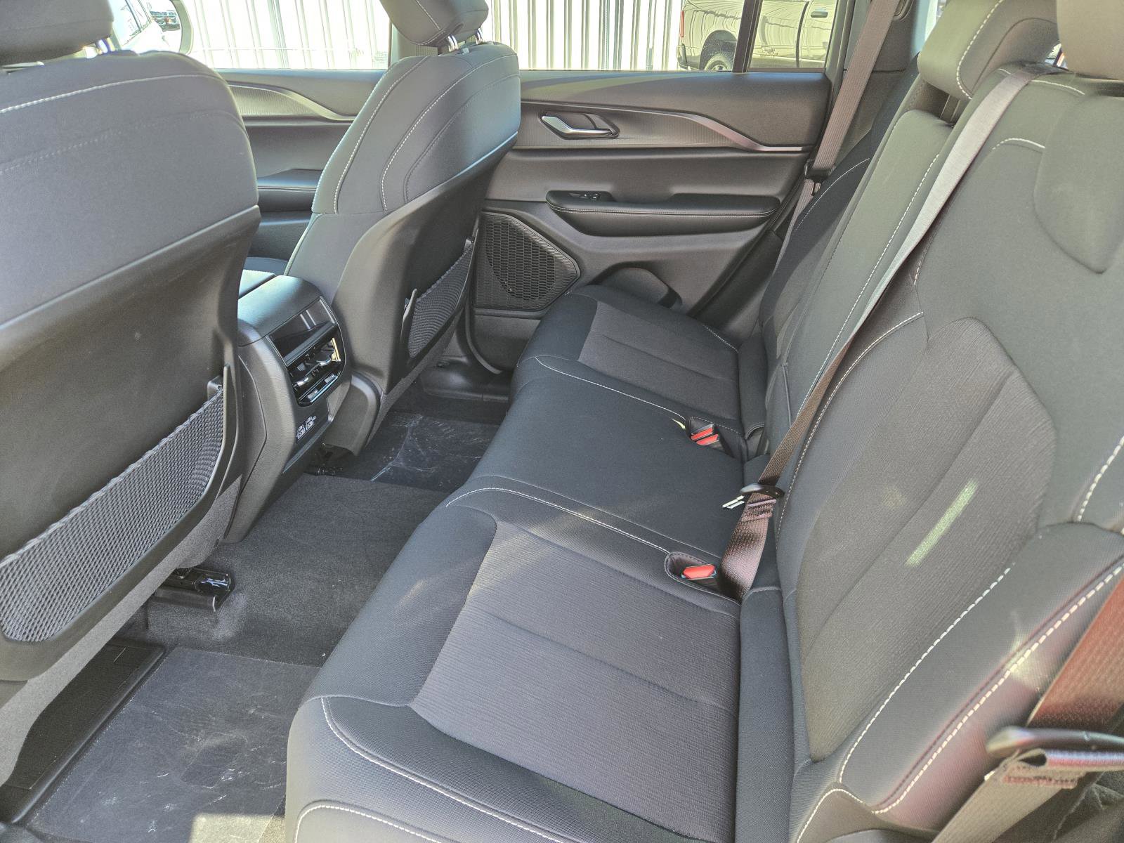 Used 2025 Jeep Grand Cherokee Laredo X image 25