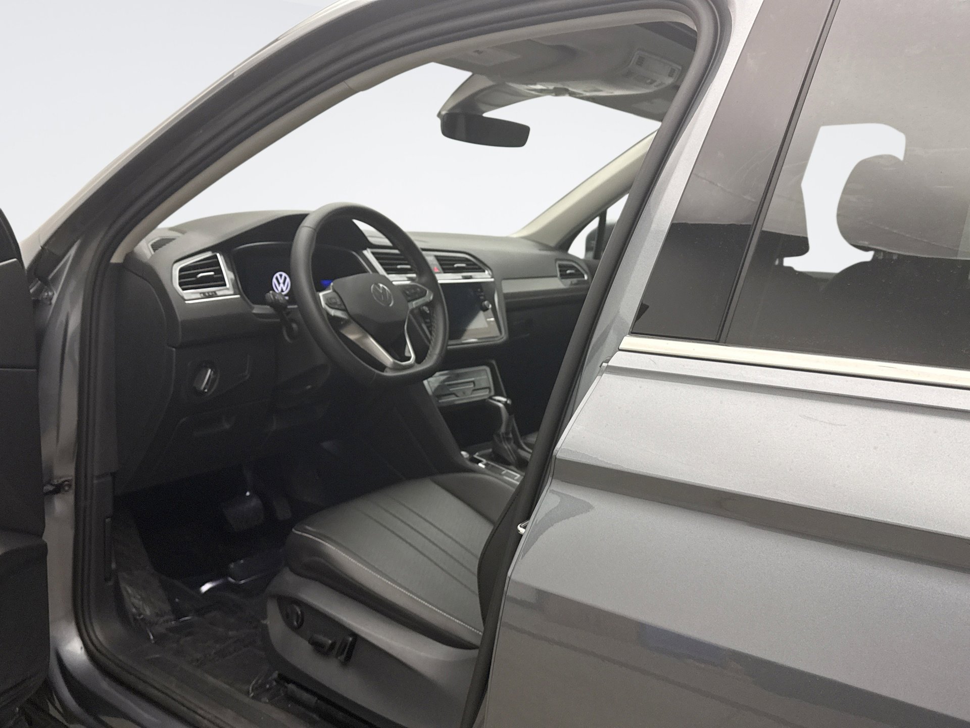 Used 2022 Volkswagen Tiguan SE image 10