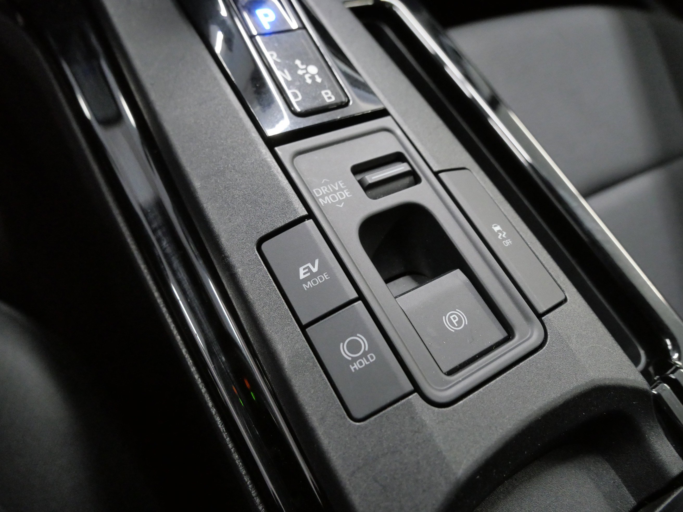 Used 2025 Toyota Prius LE image 32