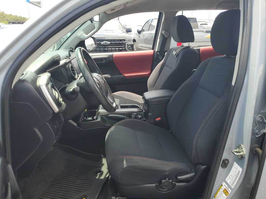 Used 2020 Toyota Tacoma SR5 RWD image 18
