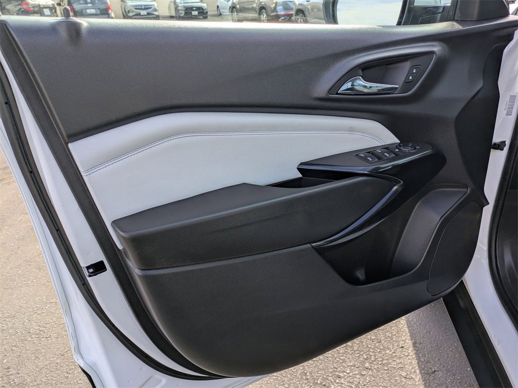 Used 2025 Chevrolet Trax LT w/ LT Convenience Package image 11