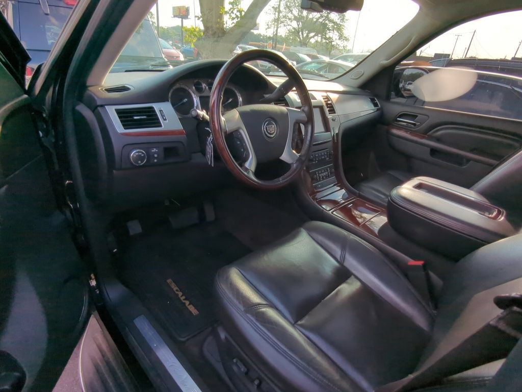 Used 2014 Cadillac Escalade Luxury AWD/4WD image 7