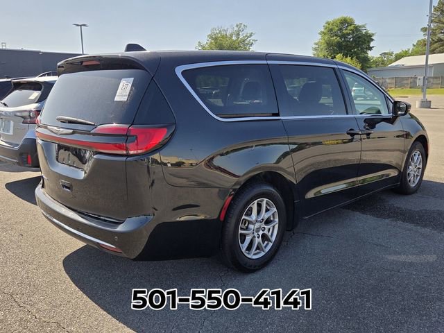 Used 2023 Chrysler Pacifica Touring-L image 5