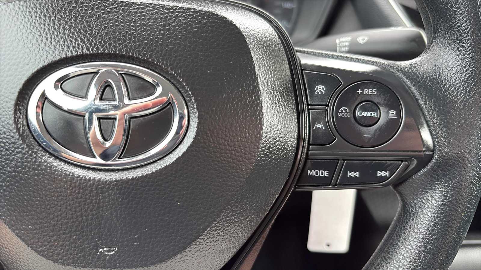 Used 2025 Toyota Corolla LE FWD image 17