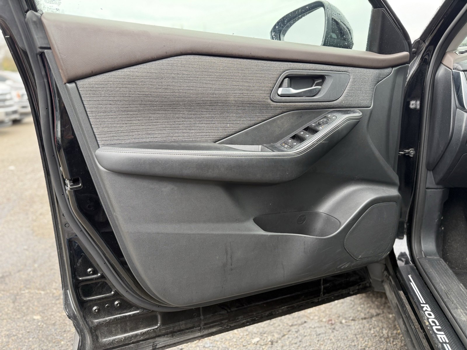 Used 2023 Nissan Rogue SV image 10