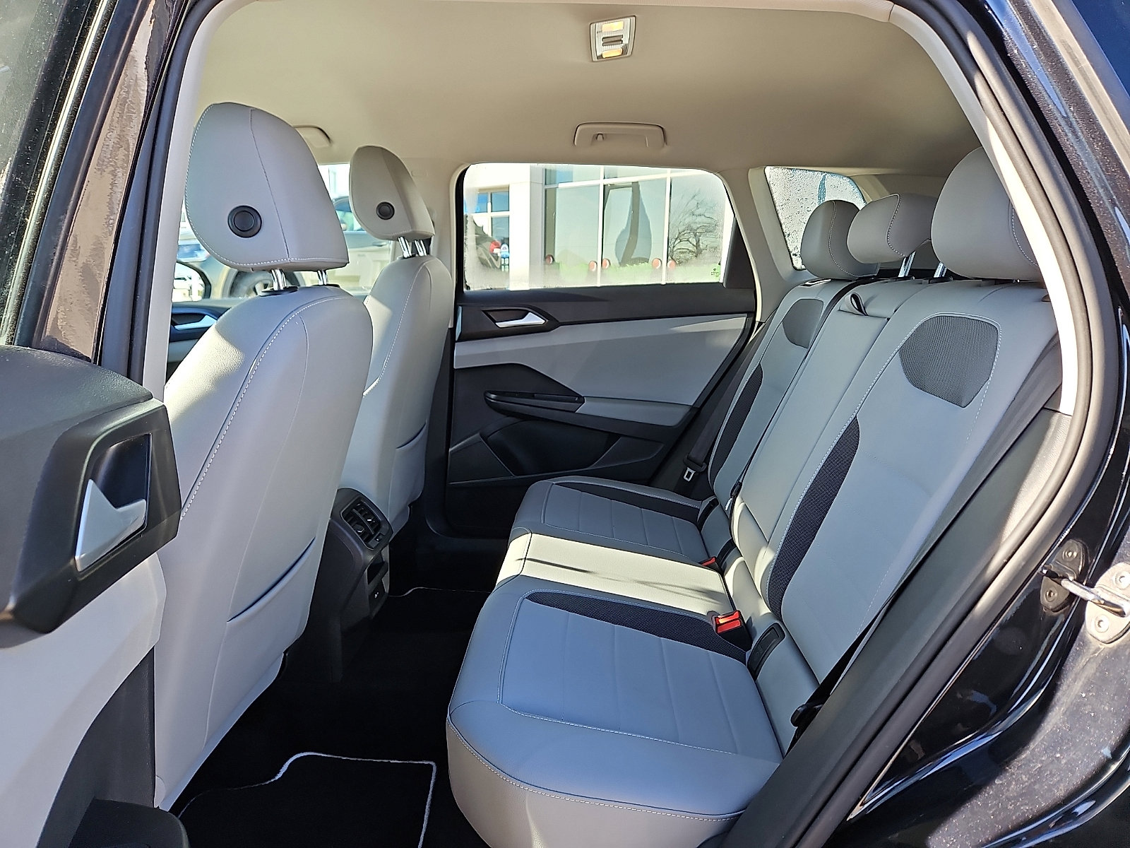 Certified 2022 Volkswagen Taos SE w/ Driver Assistance Package image 8