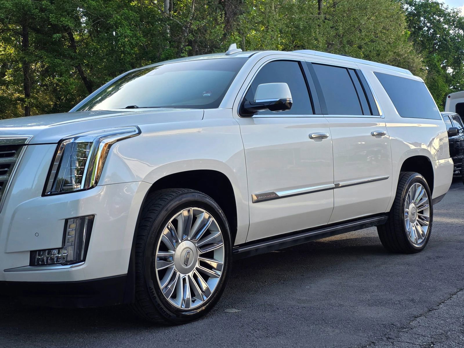 Used 2016 Cadillac Escalade ESV Platinum RWD image 3