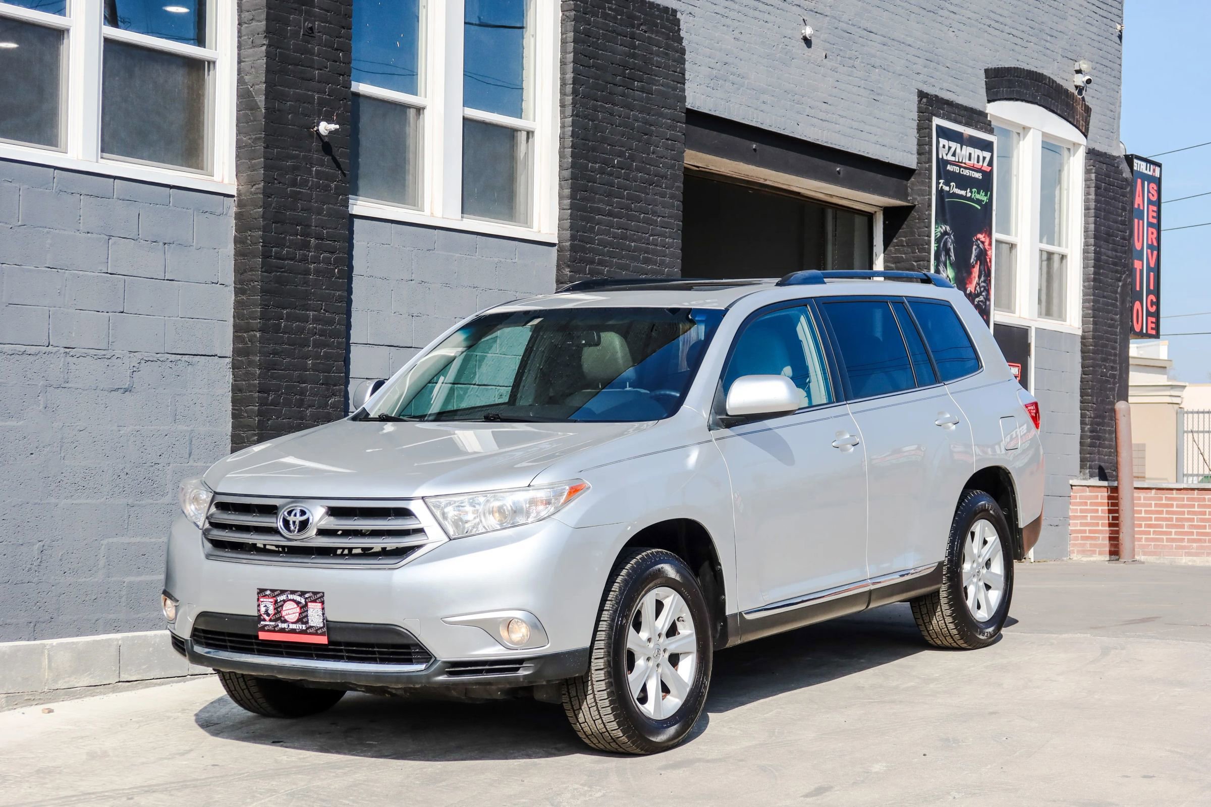 Used 2012 Toyota Highlander SE w/ Tow Pkg image 3