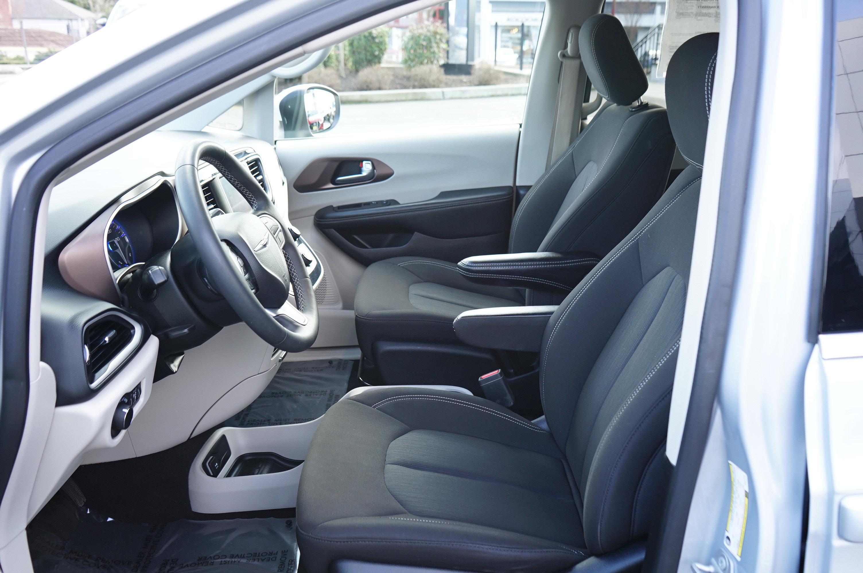 Used 2023 Chrysler Voyager LX image 14