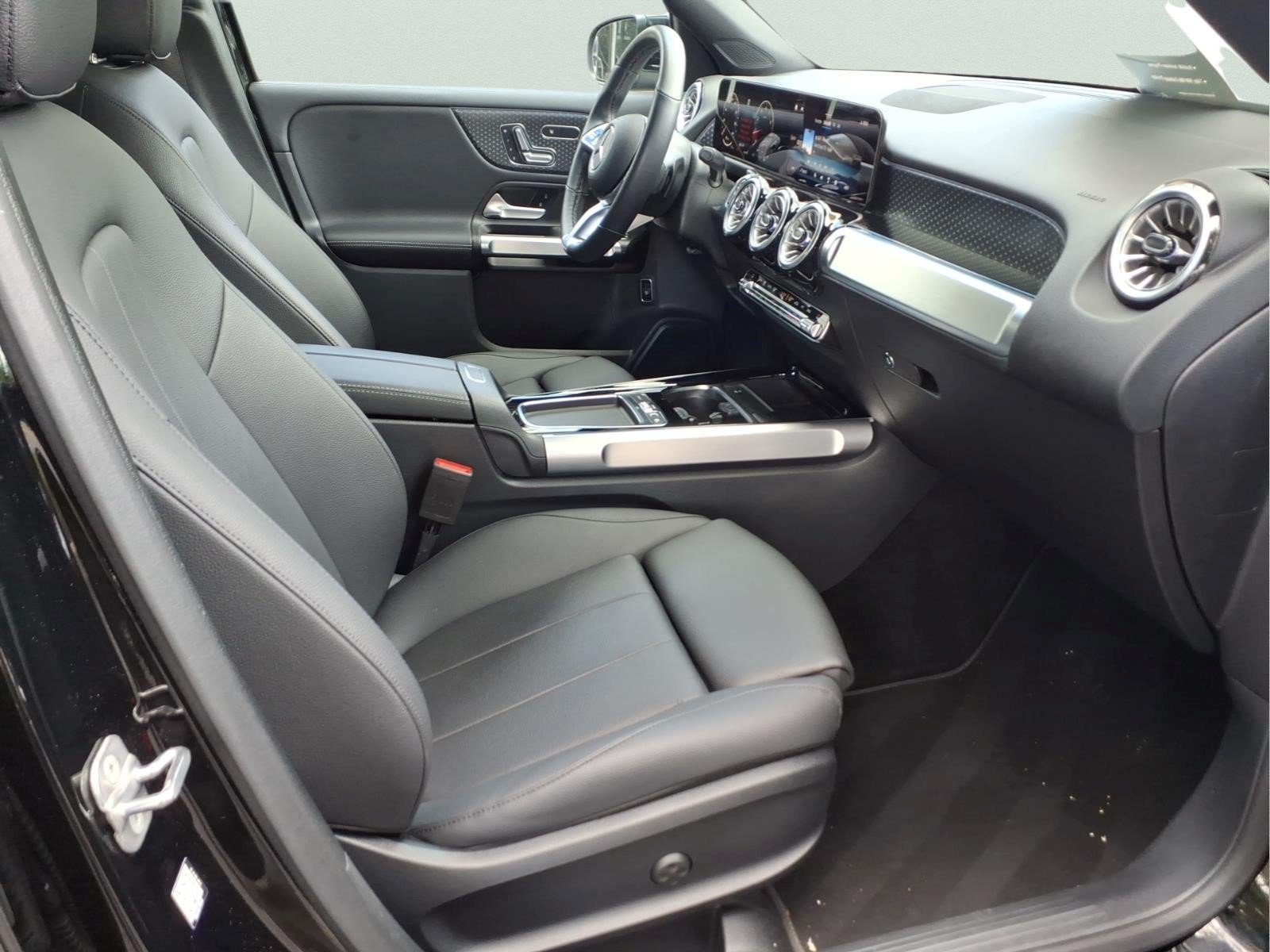 Certified 2025 Mercedes-Benz GLB 250 4MATIC image 28