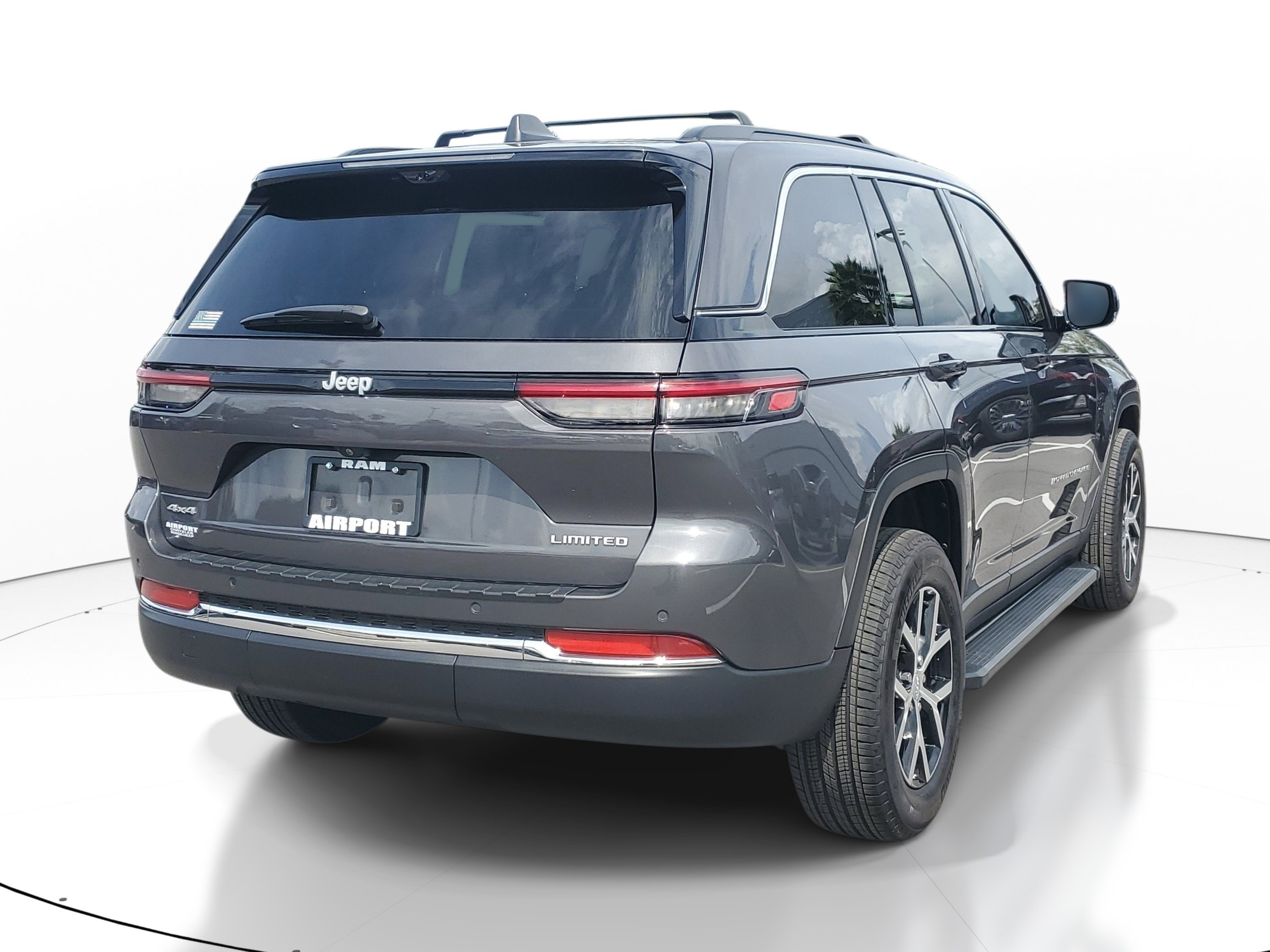 Used 2025 Jeep Grand Cherokee Limited w/ Luxury Tech Group II AWD/4WD image 5