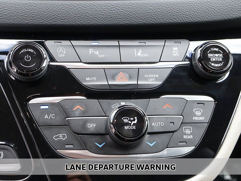 Used 2023 Chrysler Pacifica Touring-L FWD image 5