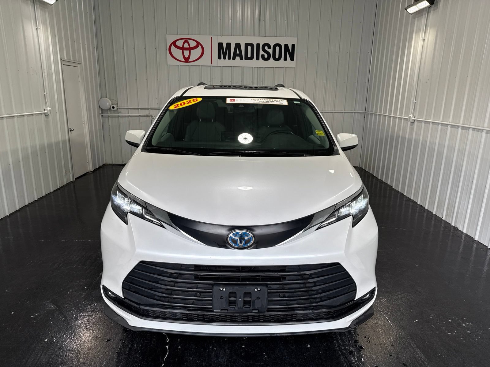 Used 2025 Toyota Sienna XLE FWD image 7