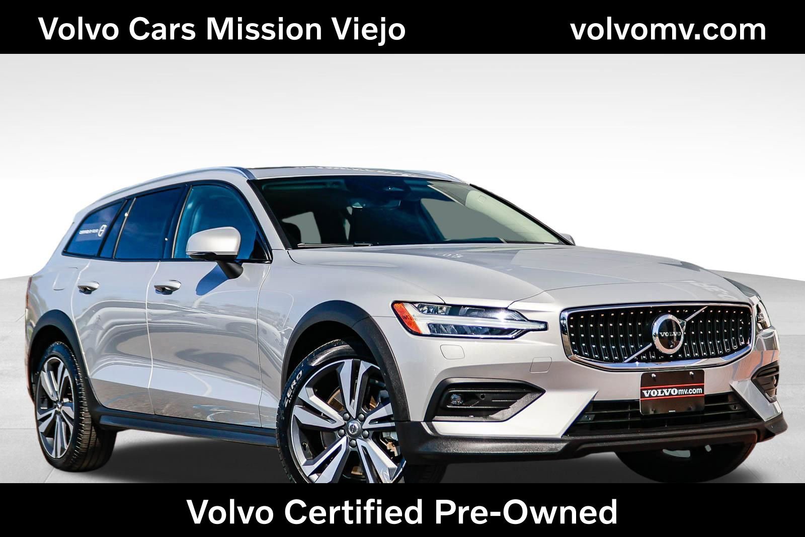 Used 2025 Volvo V60 B5 Cross Country Plus image 1